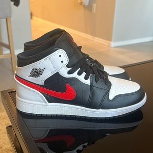 Brand New Boys youth Jordan 1 mid